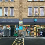 Large 1 Bed Serviced Apartment In The Town Centre