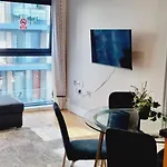 Luxury Waterside Apartment Canary Wharf