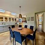 Impressive 5Br Family Home In Leafy