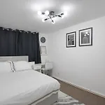 Luxury 3 Bedroom House In Woodgreen