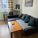 One Bedroom Apartment In Tower Bridge Road