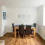 Beautiful 2-Bed, 2 Bathrooms Flat With Ac In Zone 1, - Just Minutes Walk To High Street Kensington, Earls Court, Hyde Park