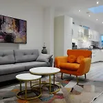 Luxury Home In Prime Location Steps From Wood Green Subway
