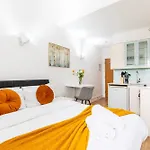 Clarges - Hsk Suites