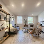 Stunning Modern 2-Floor House With 3 Ensuite Rooms