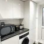 1-Bedroom Flat With Small Garden & Paid Parking In Finsbury Park, Highbury