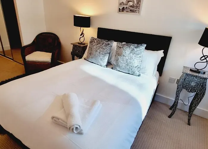 Luxury Waterside Apartment Canary Wharf