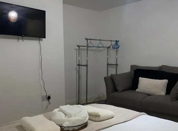 Large 1 Bed Serviced Apartment In The Town Centre