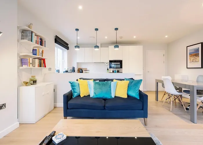 Pass The Keys Stylish Home - Prime Location