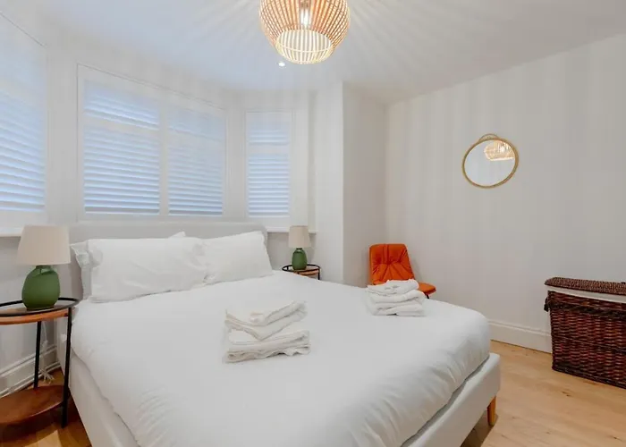 Newly Refurbished 2Bd Flat - Wimbledon Village!