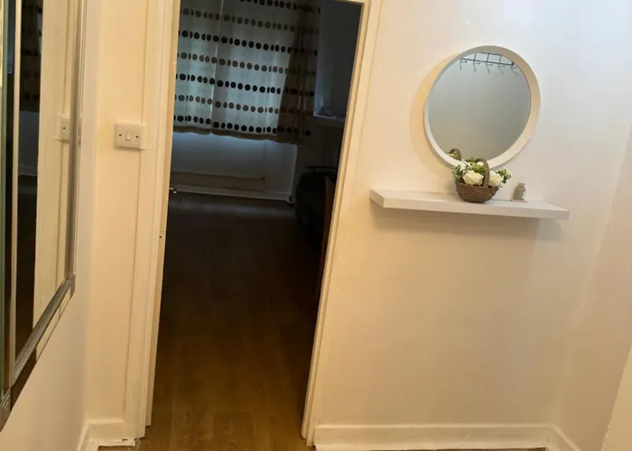 One Bedroom Apartment In Tower Bridge Road