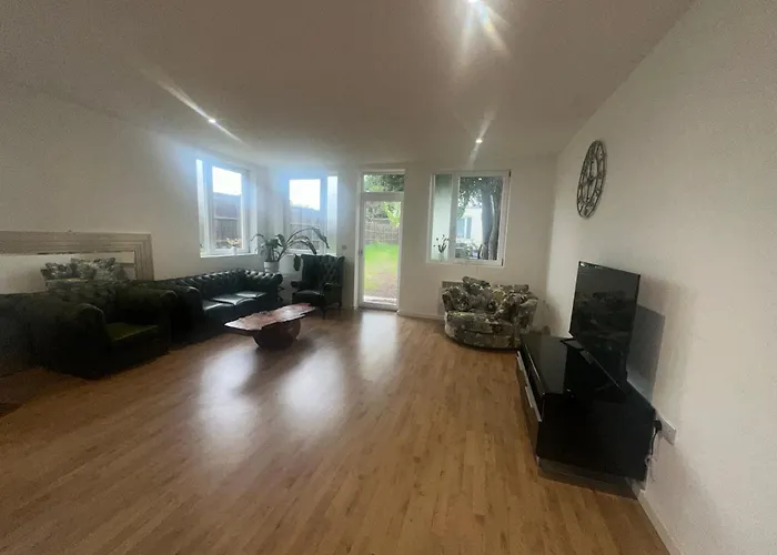 North London A Spacious 7 Bedroom House Accommodating Up To 18 People Complete With Own Gym And Table Tennis