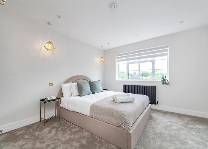 Arte Stays - Lux Stylish Penthouse - Heart Of Wembley - Parking