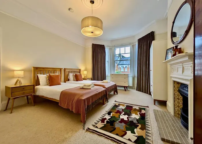Impressive 5Br Family Home In Leafy
