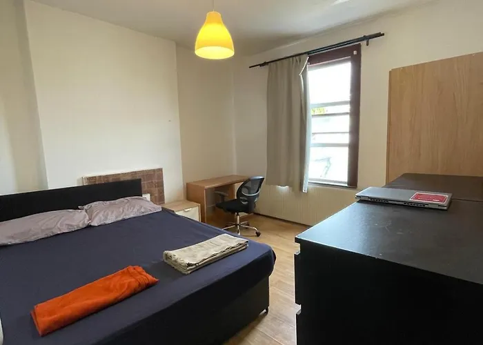 Large Double Bedroom - Posh Area