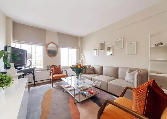 Elegant 2 Bedroom Apartment, Steps From History & V&A Museums, 2 Bathroom & 2 Elevators