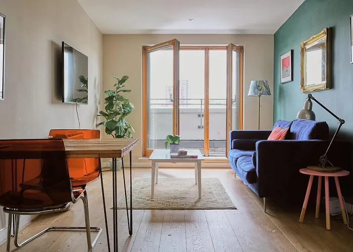 Sunny Shoreditch Oasis Canal Views & Urban Charm