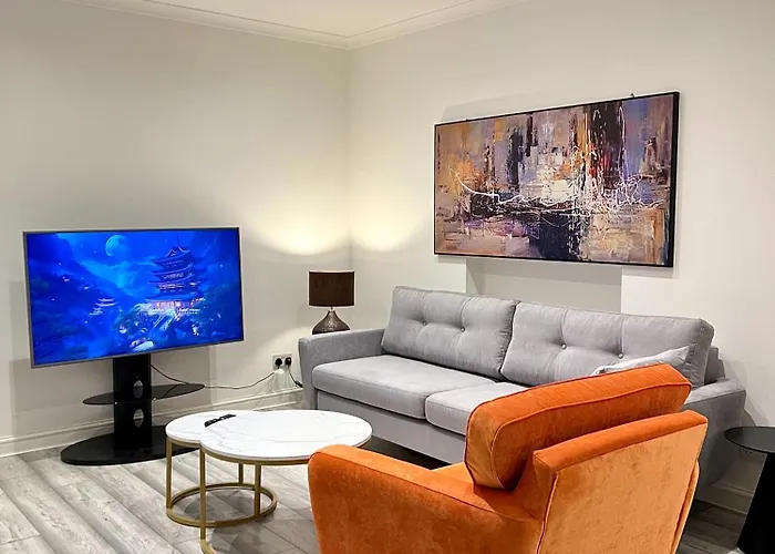 Luxury Home In Prime Location Steps From Wood Green Subway