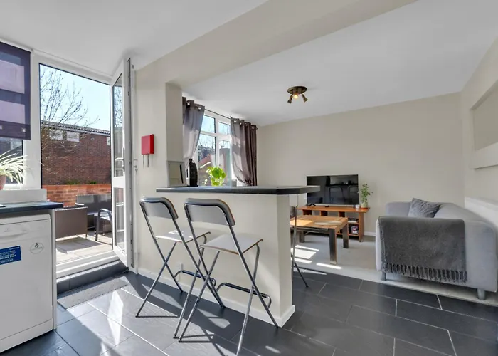 Cosy 5-Bedroom Flat With Terrace In Wimbledon