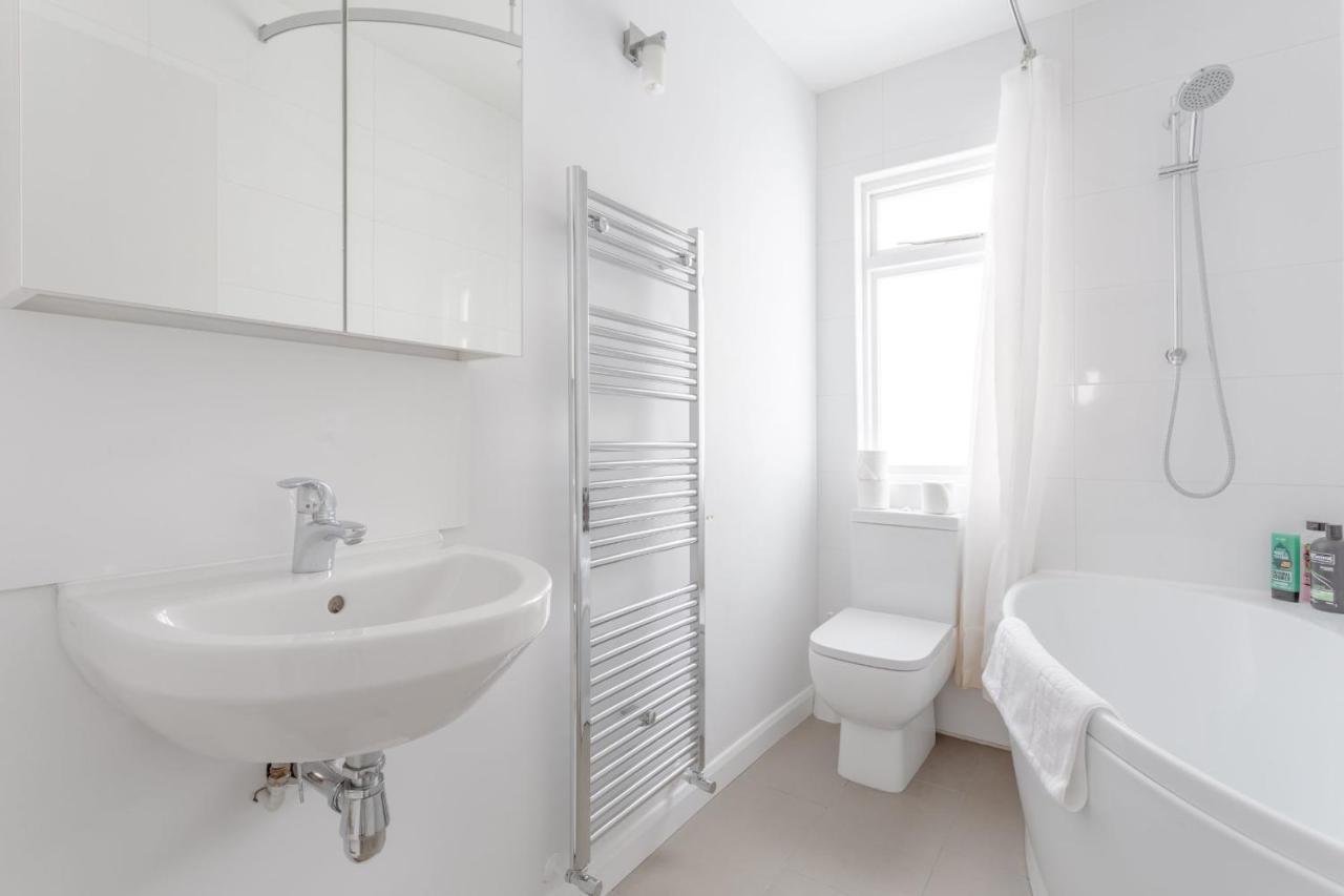 Bright & Airy 1 Bedroom In London