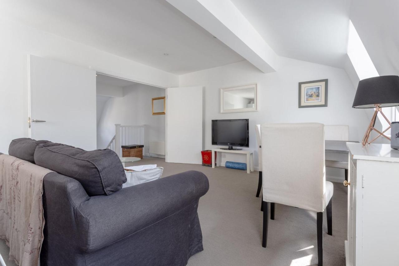 Bright & Airy 1 Bedroom In * London