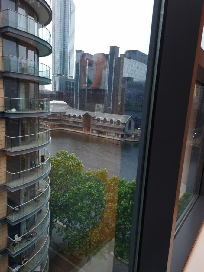 Luxury Waterside Canary Wharf Apartment