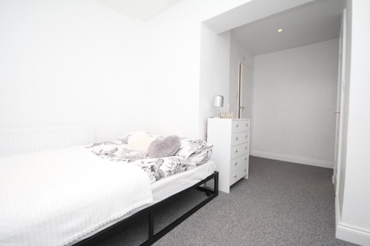 Lovely 3 Bed Spacious Flat In Apartment