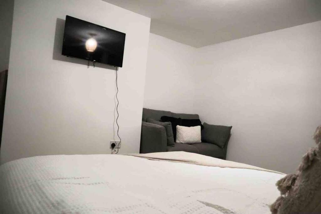 Large 1 Bed Serviced Apartment In The Town Centre