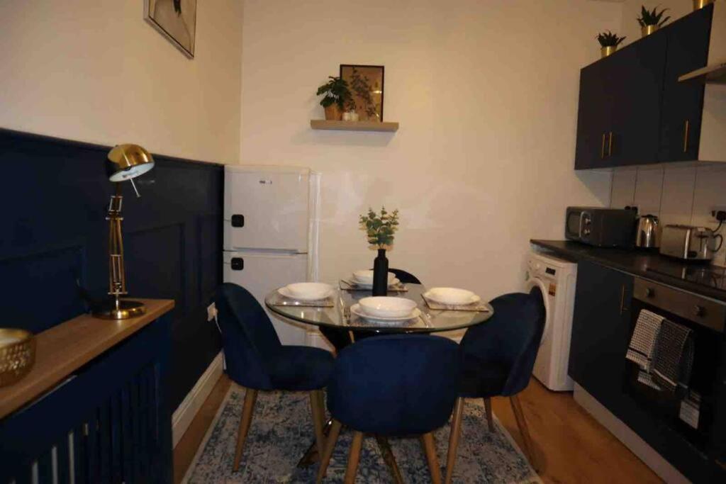 Large 1 Bed Serviced Apartment In The Town Centre Appartement
