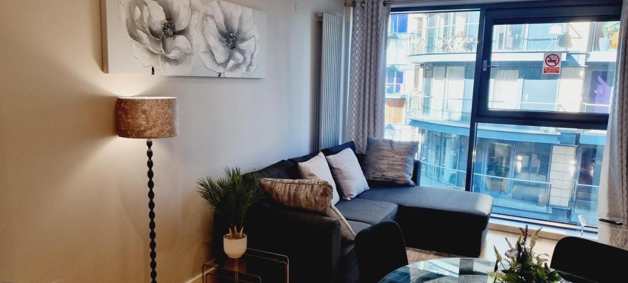Luxury Waterside Canary Wharf London