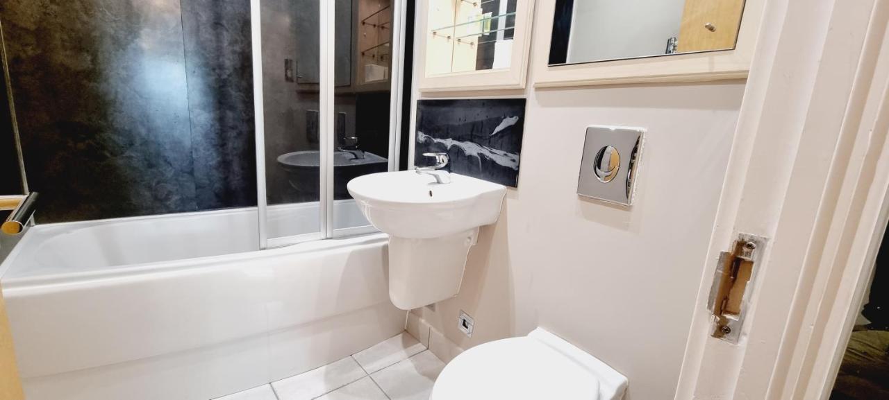 Luxury Waterside Canary Wharf Apartment London
