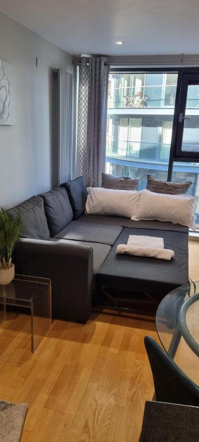 Luxury Waterside Canary Wharf Apartment London