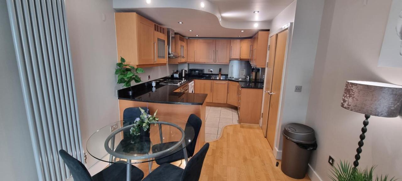 Luxury Waterside Canary Wharf Apartment London