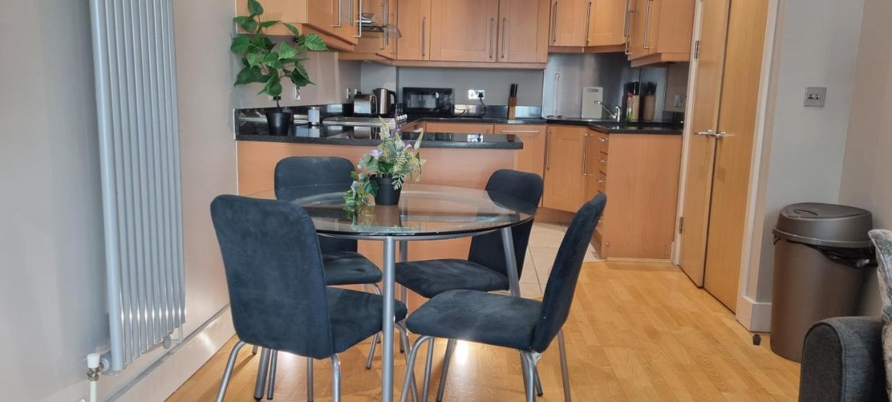 Luxury Waterside Canary Wharf Apartment