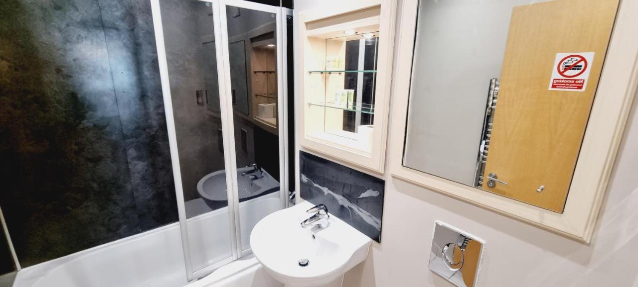 Luxury Waterside Canary Wharf Apartment