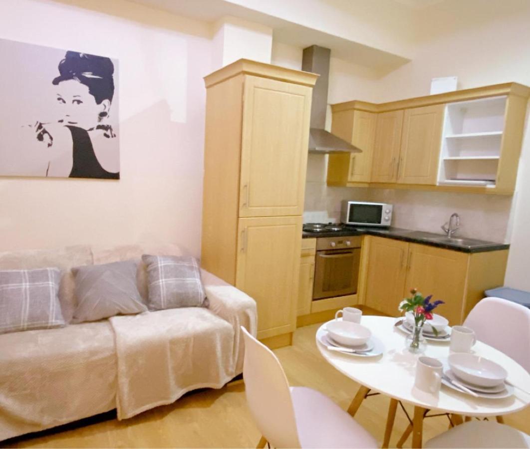 Spacious 1-bedroom Flat With Private Balcony, Patio, And Traditional Decor In Prime Chelsea Location London