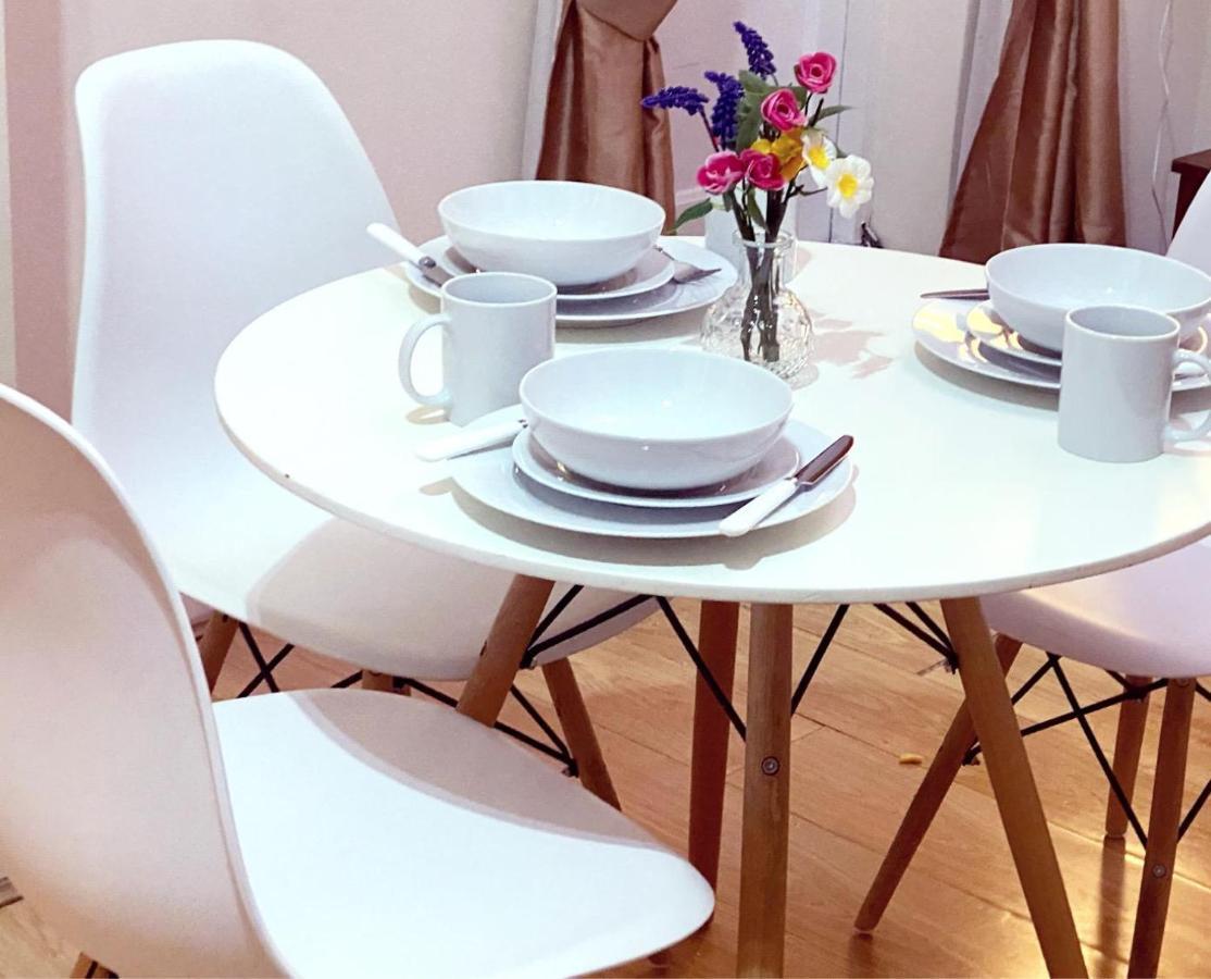 Apartment Spacious 1-bedroom Flat With Private Balcony, Patio, And Traditional Decor In Prime Chelsea Location *