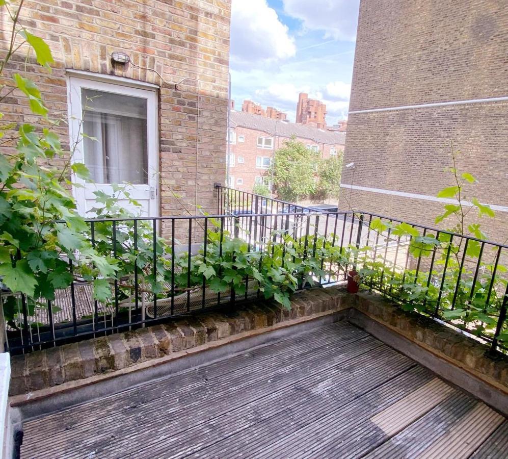 Apartment Spacious 1-bedroom Flat With Private Balcony, Patio, And Traditional Decor In Prime Chelsea Location