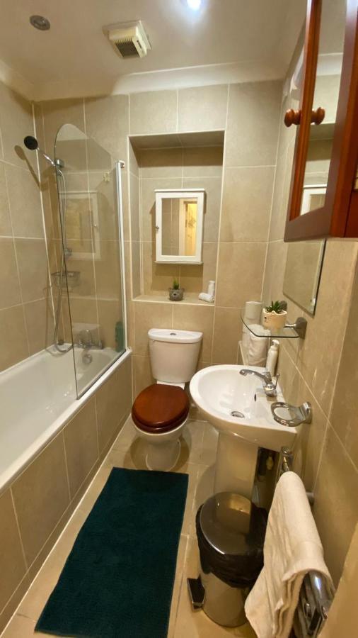 Apartment Spacious 1-bedroom Flat With Private Balcony, Patio, And Traditional Decor In Prime Chelsea Location London