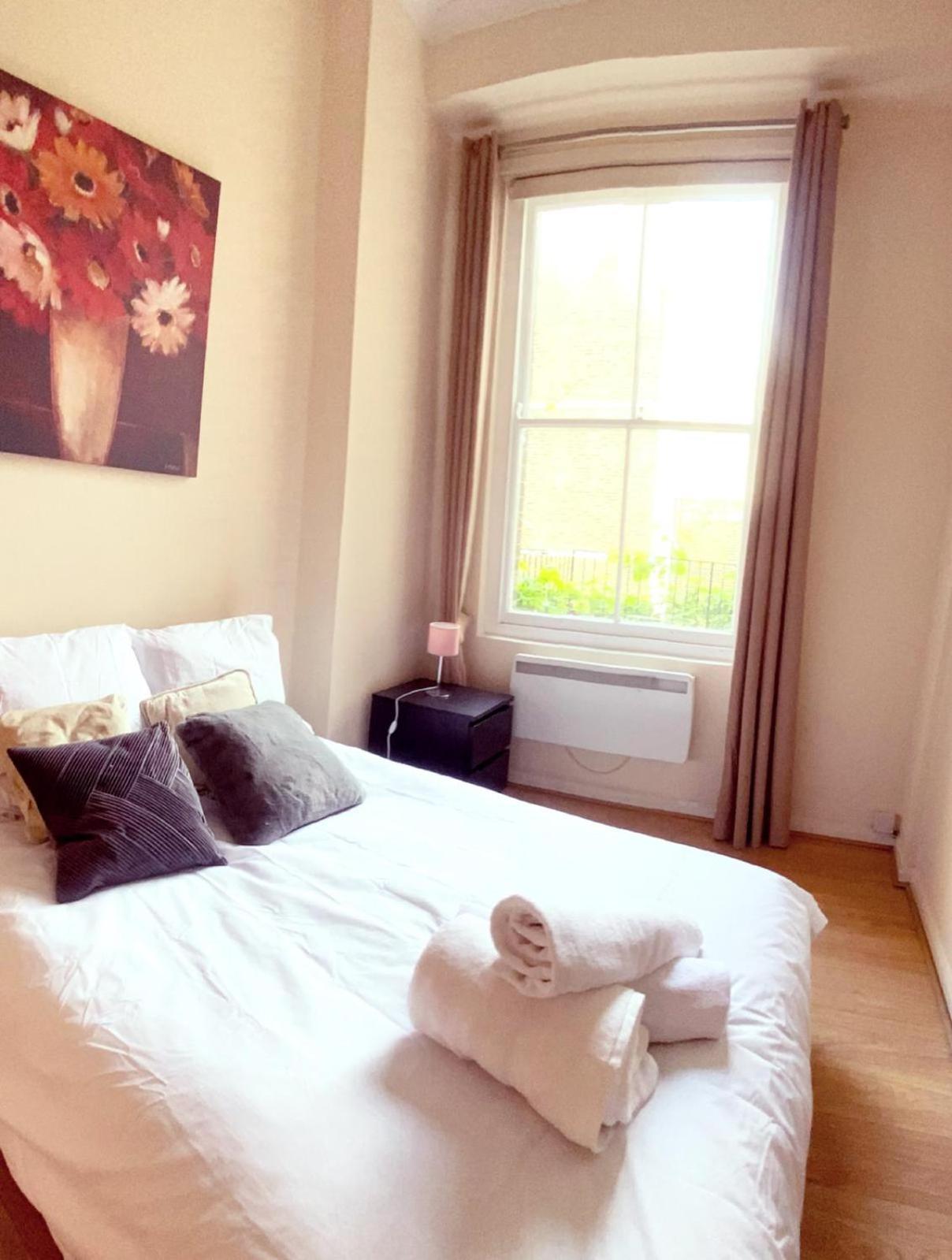 Apartment Spacious 1-bedroom Flat With Private Balcony, Patio, And Traditional Decor In Prime Chelsea Location