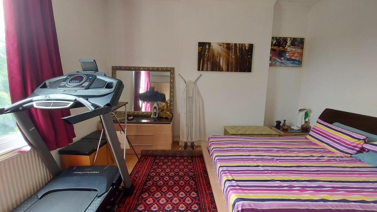 Frühstückspension Extra Large One Bedroom Flat With Parking