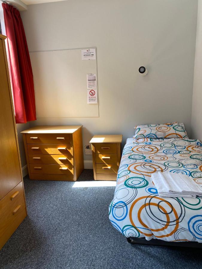 Charming For Students Only, Cricklewood Lane - Sk