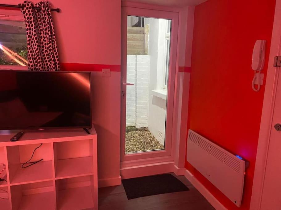 Private Garden 1bed Studio Apart Battersea Perfect For Coupled Or Solo Travellers Pet Friendly Free Netflix & Wifi Lägenhet *