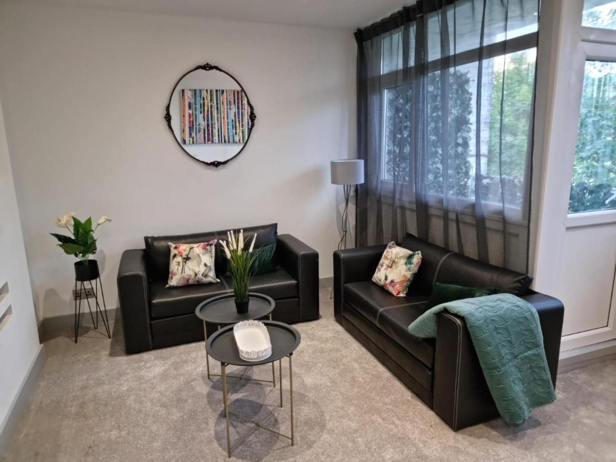 Remarkable 3-bed In Apartment *