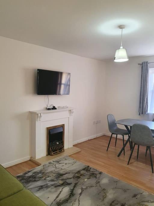 Apartment Lovely 2-bedroom With Indoor Fire Place London