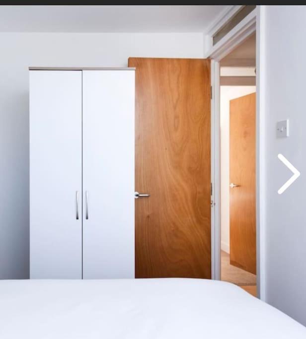 Bright, Interior, Close To The City, 2 Bedroom *
