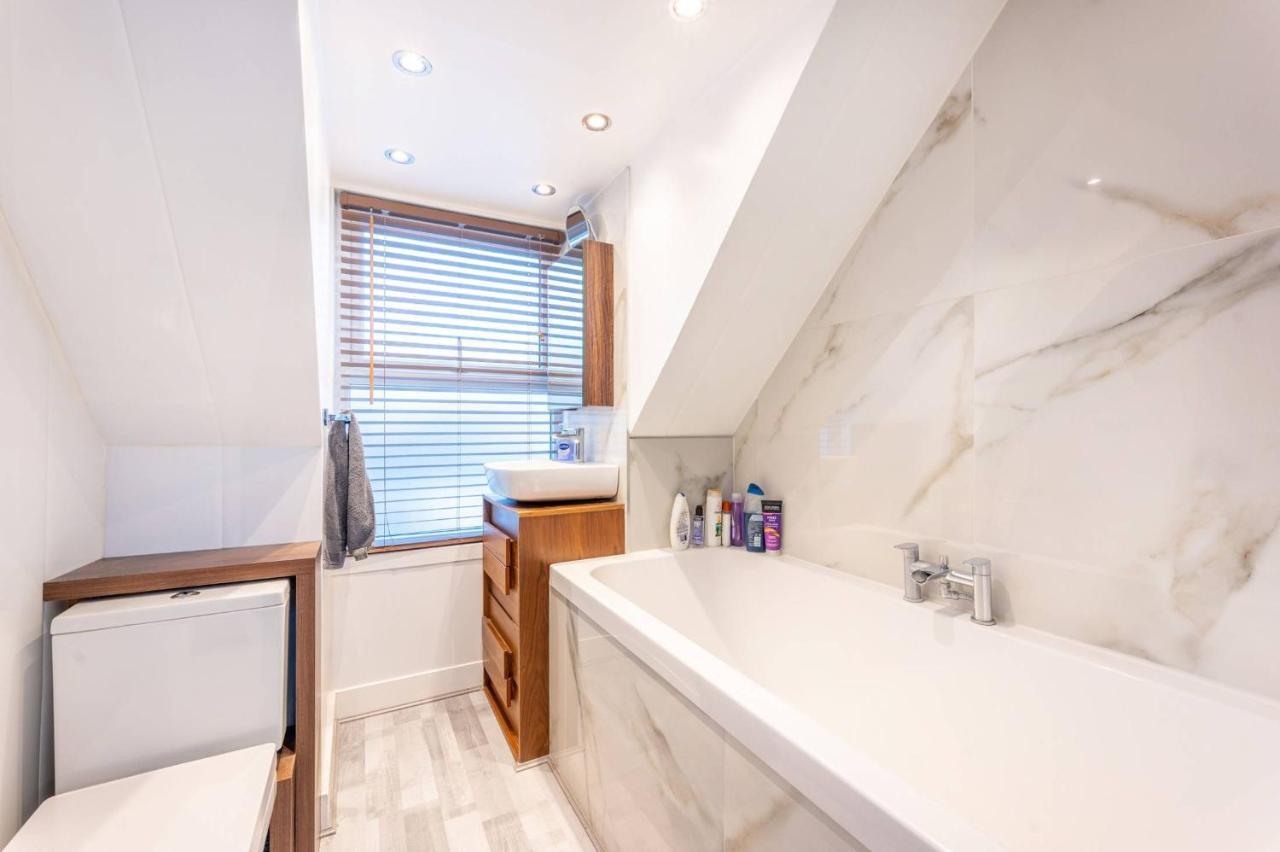 Stylish, Modern, Kensington Apartment *