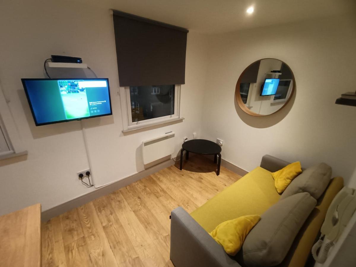 Lovely 1 Bedroom In Apartment *
