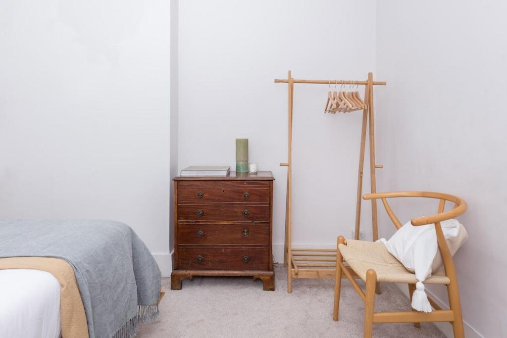 Holiday home Newly Renovated Large 4/5 Bedroom Victorian Terrace House With Garden. *