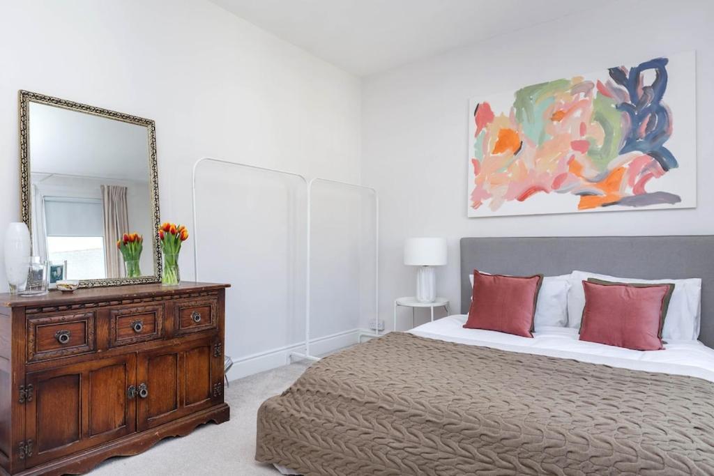 Newly Renovated Large 4/5 Bedroom Victorian Terrace House With Garden. London